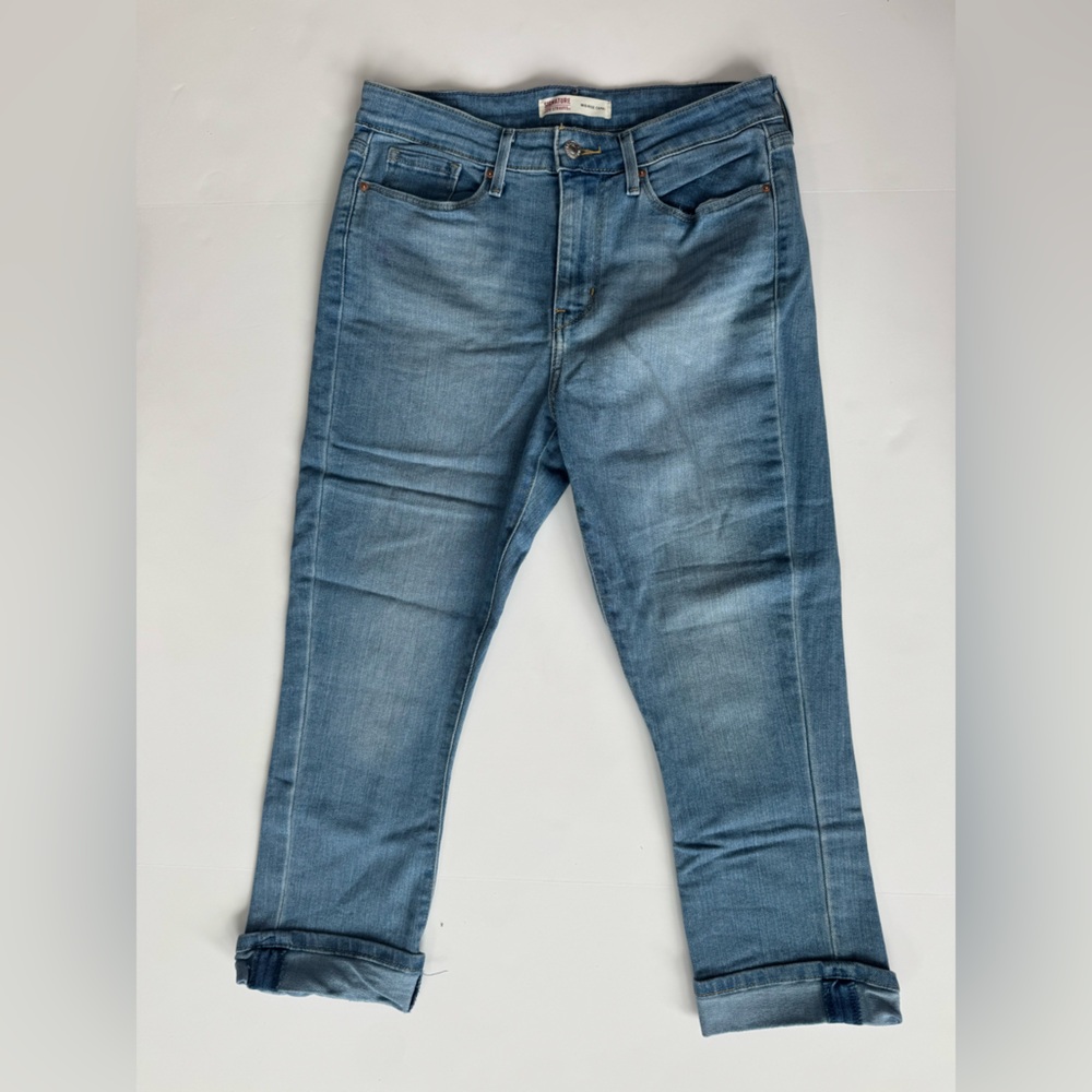 Signature by Levi Strauss Women's Mid-rise Capri - Medium Blue Size 6